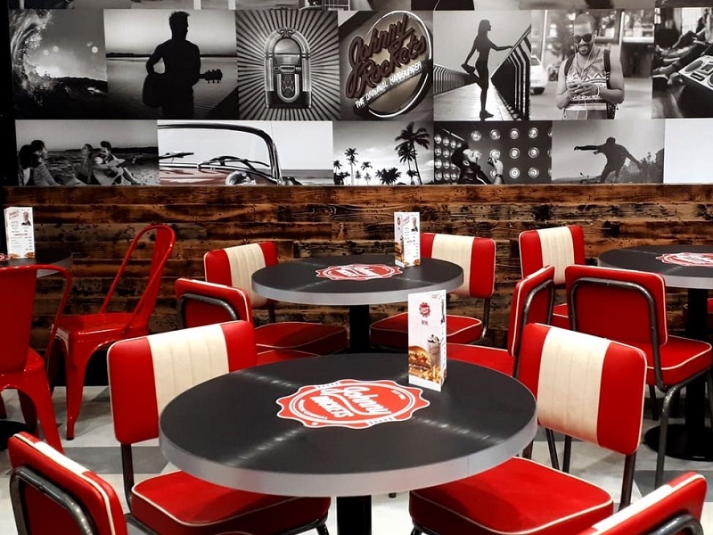 Tutti e 7 i ristoranti Johnny Rockets in Italia rimangono aperti per l'estate 2022 con un menu Made in Usa e non solo